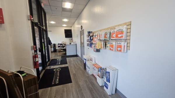 Facility photo: //images.sparefoot.com/medium/22238368fa77e54d025.jpg