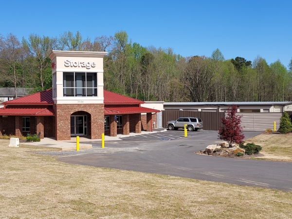 Facility photo: //images.sparefoot.com/medium/222403644fbb449b61a.jpg