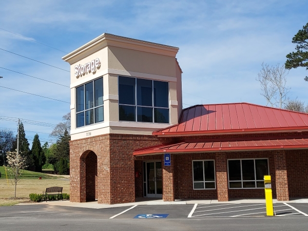 Facility photo: //images.sparefoot.com/medium/222403644fbb45c239a.jpg