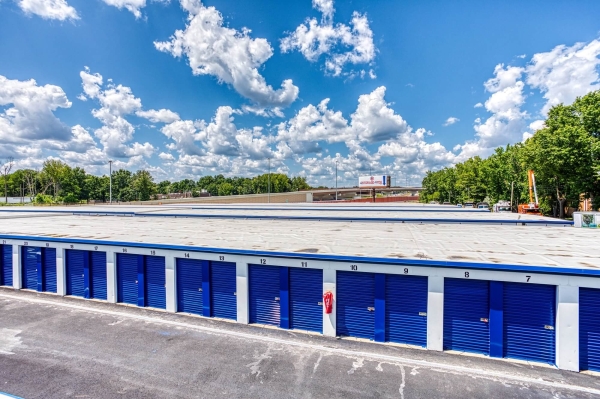 Facility photo: //images.sparefoot.com/medium/22242865e59e2543d1c.jpg