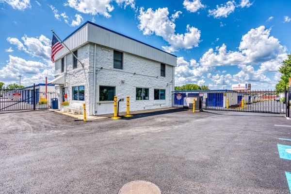 Facility photo: //images.sparefoot.com/medium/22242865e59e26bd5d9.jpg