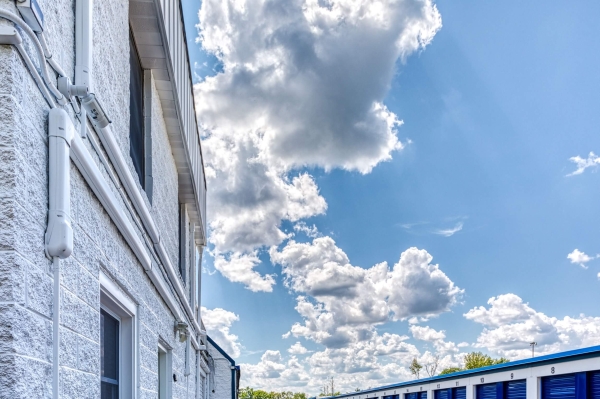 Facility photo: //images.sparefoot.com/medium/22242865e59e55bdbc3.jpg