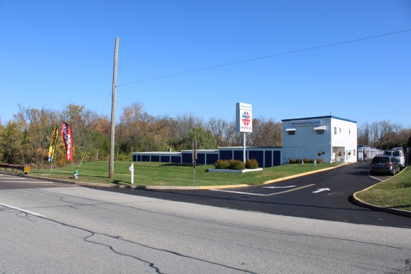 Facility photo: //images.sparefoot.com/medium/222429689a1e5e667d3.jpg