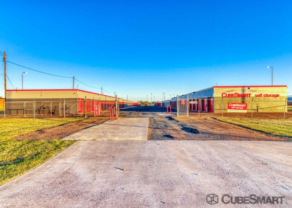 Facility photo: //images.sparefoot.com/medium/222548688c836a41a87.jpg