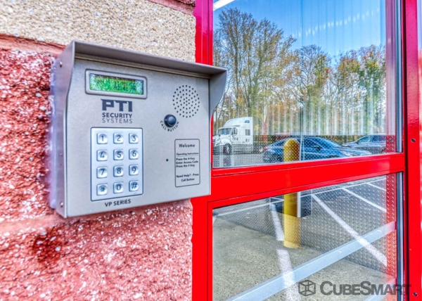 Facility photo: //images.sparefoot.com/medium/222644688b23186208a.jpg
