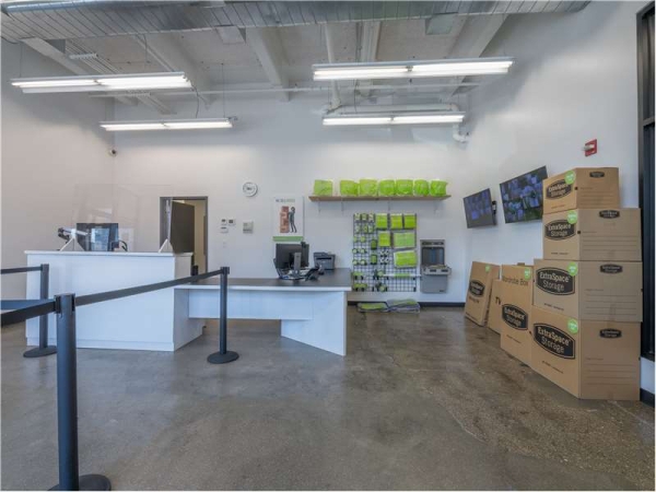 Facility photo: //images.sparefoot.com/medium/22271564cc12ee18846.jpg