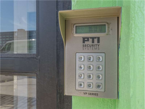 Facility photo: //images.sparefoot.com/medium/22271564cc12f060ef5.jpg