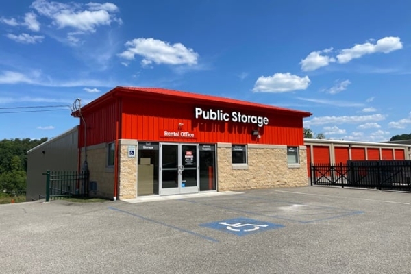 Facility photo: //images.sparefoot.com/medium/2227766877a4d5ab831.jpg