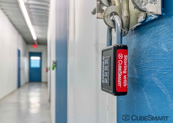 Facility photo: //images.sparefoot.com/medium/222873686f9457cace3.jpg