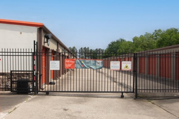 Facility photo: //images.sparefoot.com/medium/22295469e77b3850061.jpg