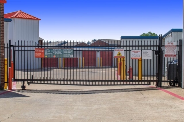 Facility photo: //images.sparefoot.com/medium/223181687e3d75aae59.jpg