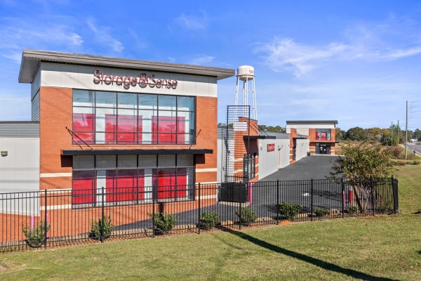 Facility photo: //images.sparefoot.com/medium/22324368a4d82c23650.jpg