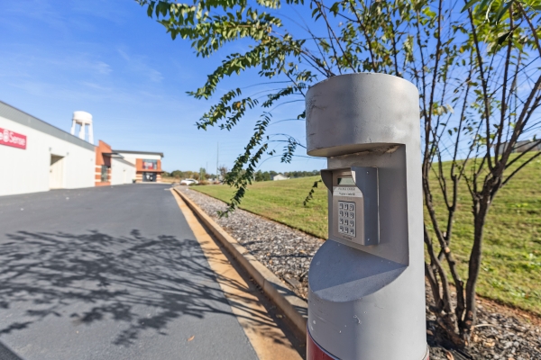 Facility photo: //images.sparefoot.com/medium/22324368a4d83e0cb86.jpg