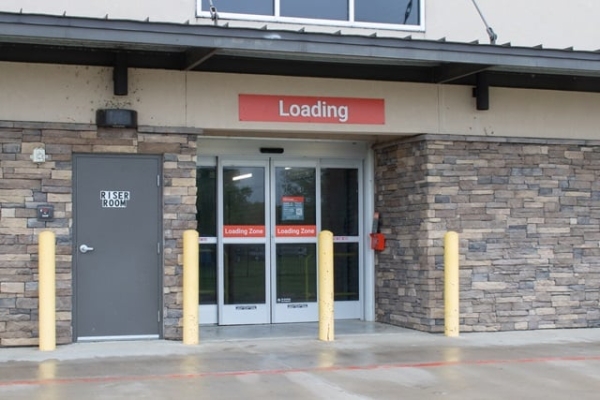 Facility photo: //images.sparefoot.com/medium/22330369f5fb5367367.jpg