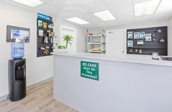 Facility photo: //images.sparefoot.com/medium/22332268278715c01c3.jpg