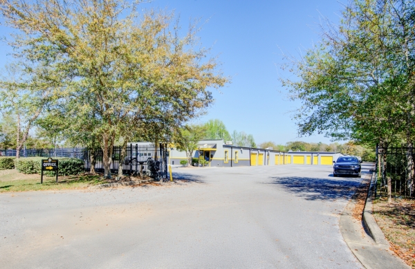 Facility photo: //images.sparefoot.com/medium/22332268890a363fece.jpg