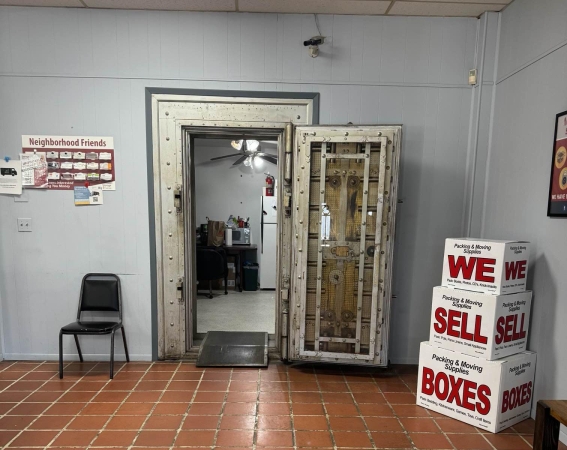 Facility photo: //images.sparefoot.com/medium/2233626887d39613111.jpg