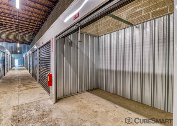 Facility photo: //images.sparefoot.com/medium/223378688f1c2540944.jpg