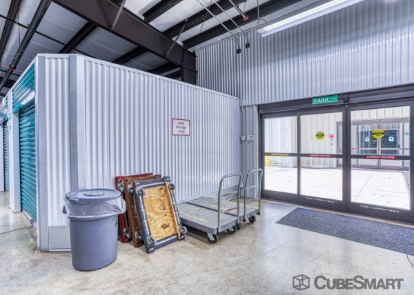 Facility photo: //images.sparefoot.com/medium/223455689484fd7d4b5.jpg