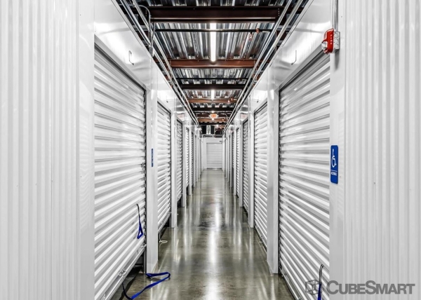 Facility photo: //images.sparefoot.com/medium/223459689456cd60e94.jpg