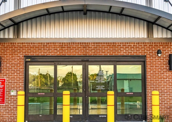 Facility photo: //images.sparefoot.com/medium/223459689456d187e97.jpg