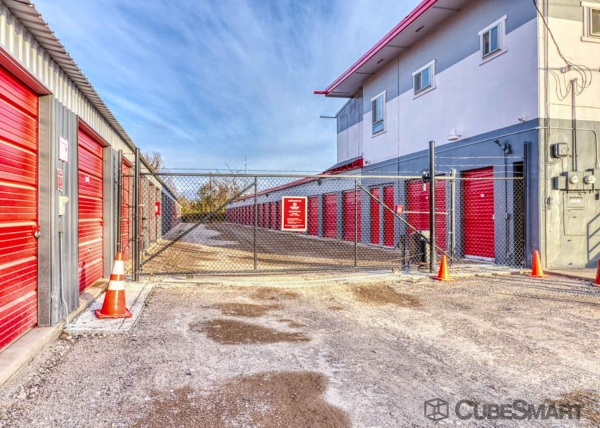 Facility photo: //images.sparefoot.com/medium/223499688200810063f.jpg