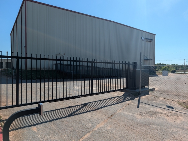 Facility photo: //images.sparefoot.com/medium/2236166a05c8be080bb.jpg
