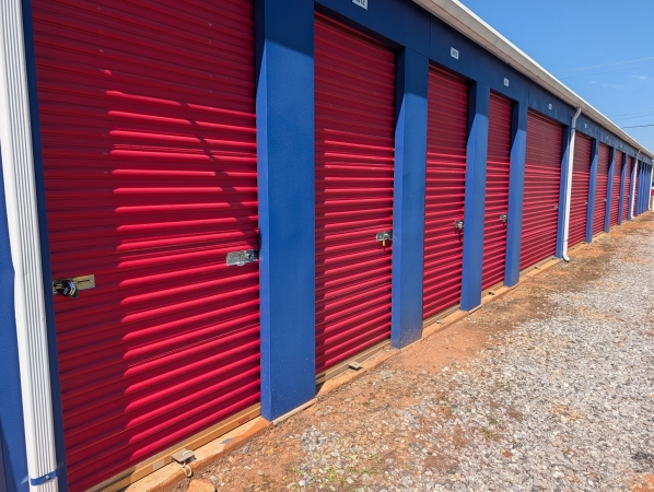 Facility photo: //images.sparefoot.com/medium/2236206a05c5cb580b2.jpg