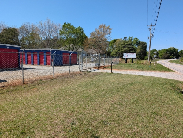 Facility photo: //images.sparefoot.com/medium/2236206a05c662ba62a.jpg