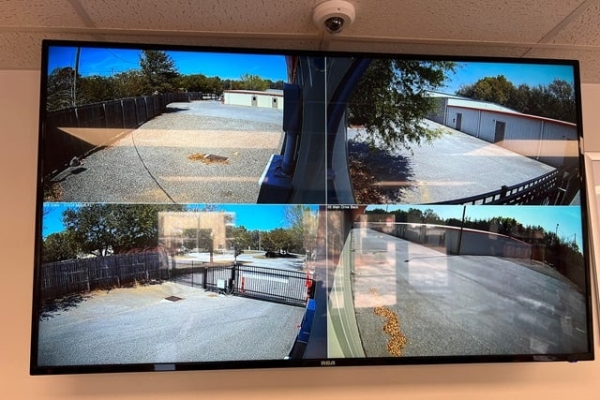 Facility photo: //images.sparefoot.com/medium/223737696a483d126e3.jpg