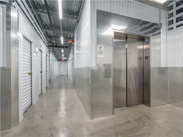 Facility photo: //images.sparefoot.com/medium/223768699432ce5974d.jpg