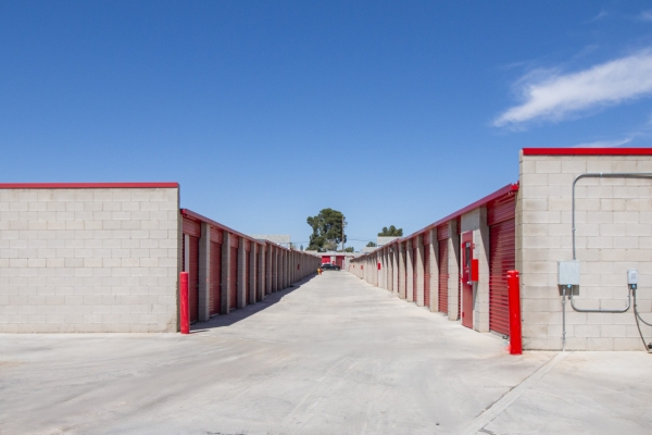Facility photo: //images.sparefoot.com/medium/22389167eec67fa2b8f.jpg