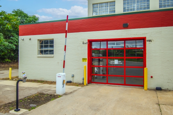 Facility photo: //images.sparefoot.com/medium/22389268c0472d859b9.jpg