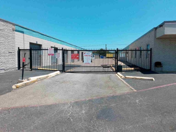 Facility photo: //images.sparefoot.com/medium/22390262cca1283098e.jpg