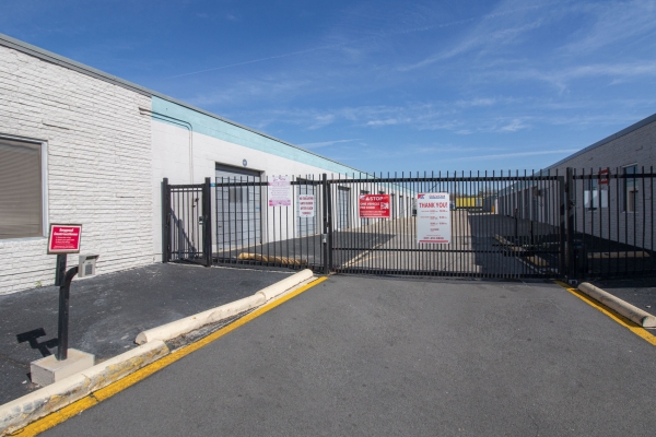 Facility photo: //images.sparefoot.com/medium/22390266047d6f508d8.jpg