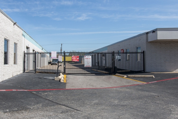 Facility photo: //images.sparefoot.com/medium/22390266047da04d915.jpg