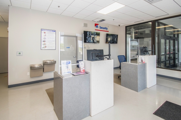 Facility photo: //images.sparefoot.com/medium/22390568c05aac8ed5d.jpg