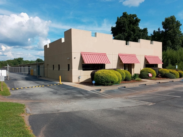 Facility photo: //images.sparefoot.com/medium/22390862bf0a438b2aa.jpg