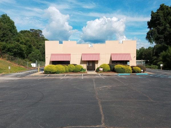 Facility photo: //images.sparefoot.com/medium/22390862bf0a4574dc2.jpg