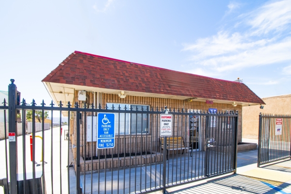 Facility photo: //images.sparefoot.com/medium/2239096802760e989d0.jpg