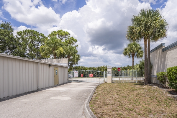 Facility photo: //images.sparefoot.com/medium/22391366f6fa9bf290d.jpg