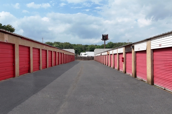 Facility photo: //images.sparefoot.com/medium/22392768c4485cd8f28.jpg