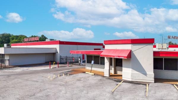 Facility photo: //images.sparefoot.com/medium/22393768c443579fb73.jpg