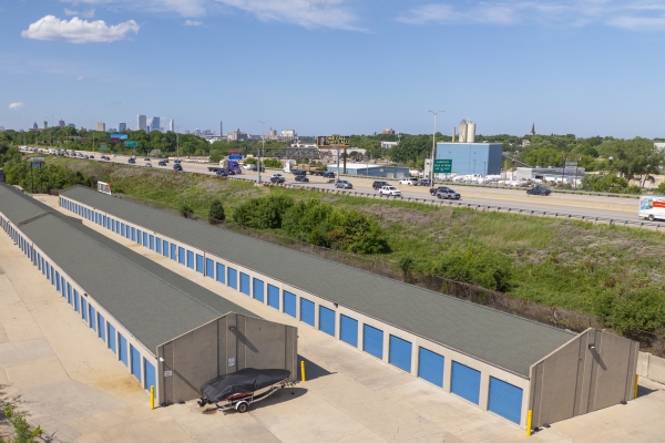 Facility photo: //images.sparefoot.com/medium/22394468892e6c324b7.jpg