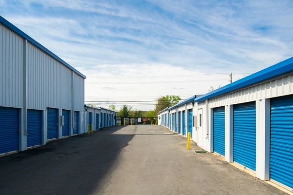 Facility photo: //images.sparefoot.com/medium/223949688a6d10a723d.jpg