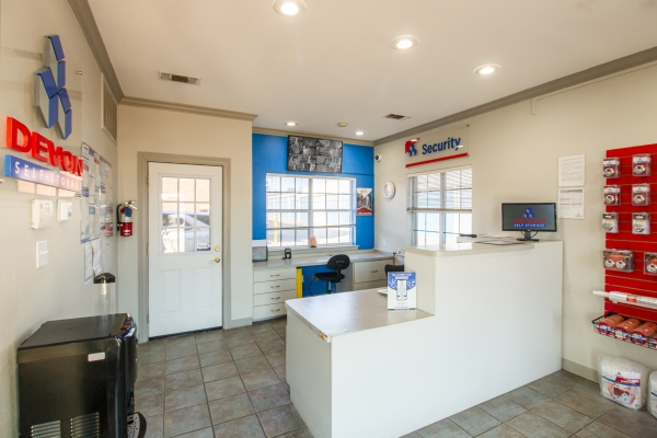 Facility photo: //images.sparefoot.com/medium/223955698217e410eab.jpg