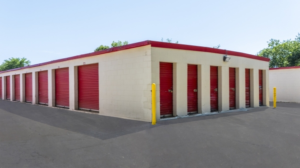Facility photo: //images.sparefoot.com/medium/2239576877c0a49dc64.jpg
