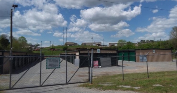 Facility photo: //images.sparefoot.com/medium/2240056a05ccd6e3960.jpg