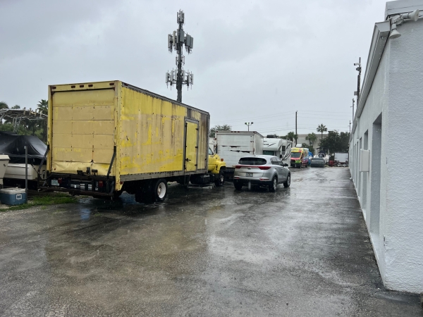 Facility photo: //images.sparefoot.com/medium/22417463331775c6158.jpg