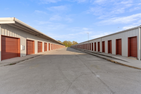 Facility photo: //images.sparefoot.com/medium/224265698d38861e1b9.jpg